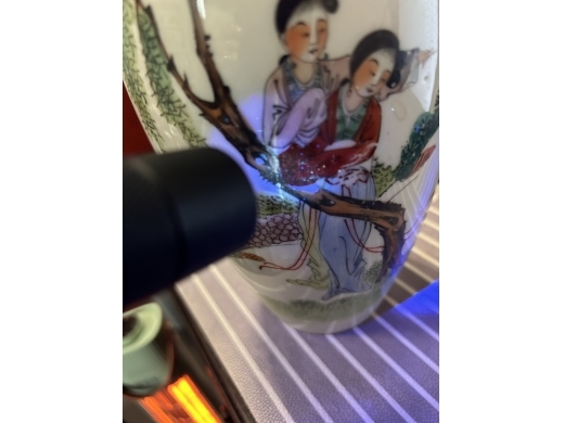 粉彩侍女纹瓶