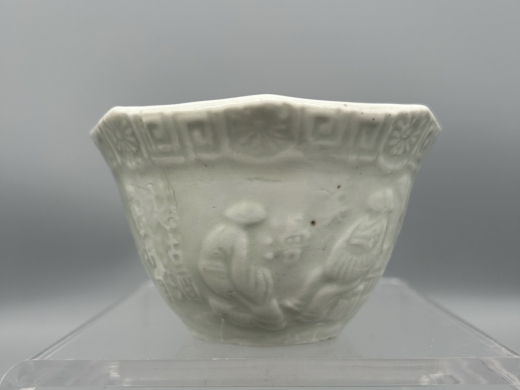 白釉模印庭院人物八方茶盏