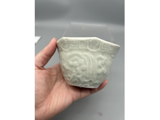 白釉模印庭院人物八方茶盏