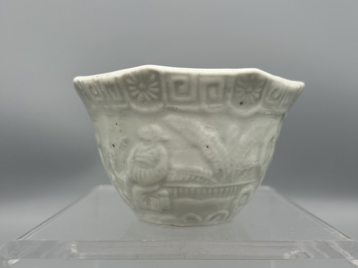 白釉模印庭院人物八方茶盏