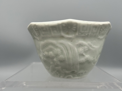 白釉模印庭院人物八方茶盏