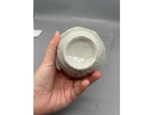 白釉模印庭院人物八方茶盏