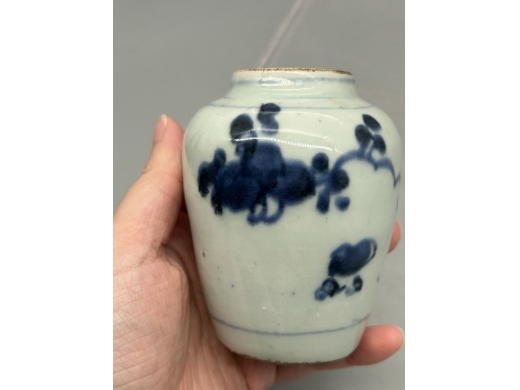 青花花卉纹罐