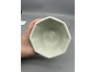 白釉模印庭院人物八方茶盏