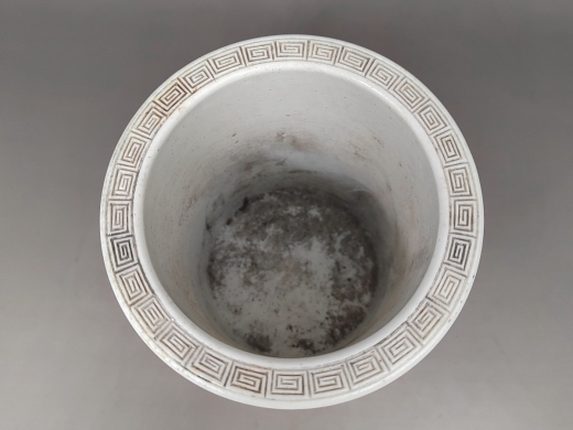白釉雕瓷开光花鸟寿字纹笔筒