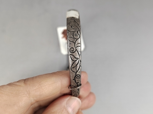 刻花卉纹扁条银手镯