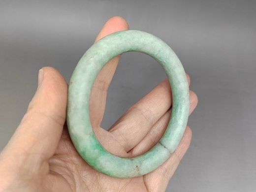 翡翠飘绿圆手镯