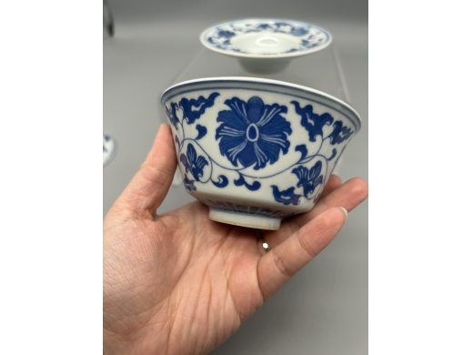 青花缠枝花盖碗