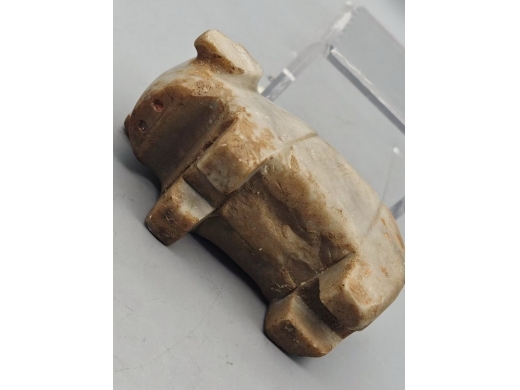 青玉立牛摆件