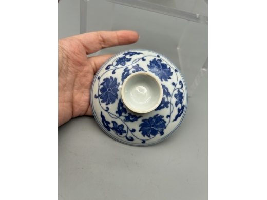 青花缠枝花盖碗