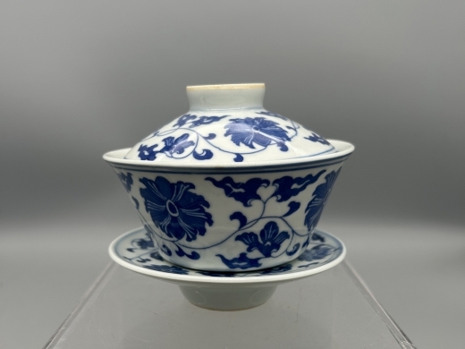 青花缠枝花盖碗