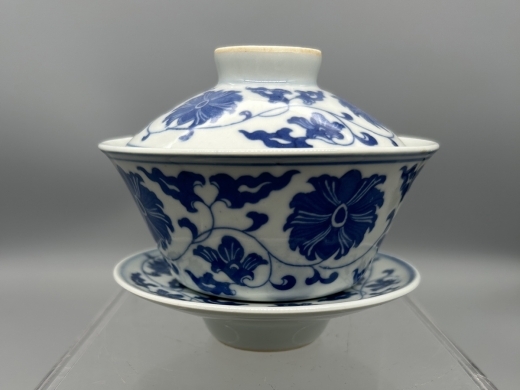 青花缠枝花盖碗
