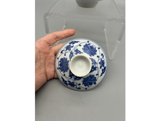 青花缠枝花盖碗