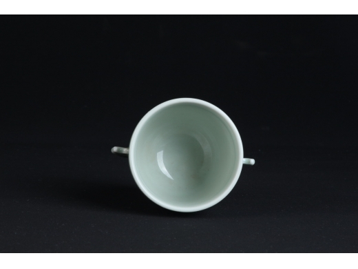 豆青釉暗刻夔龙纹双耳杯