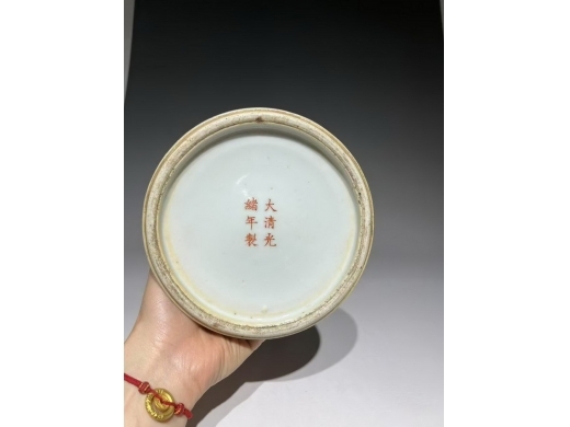 粉彩百鹿图赏瓶