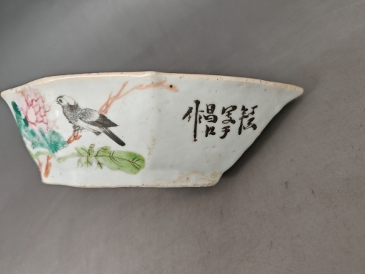 粉彩花鸟圆足盘