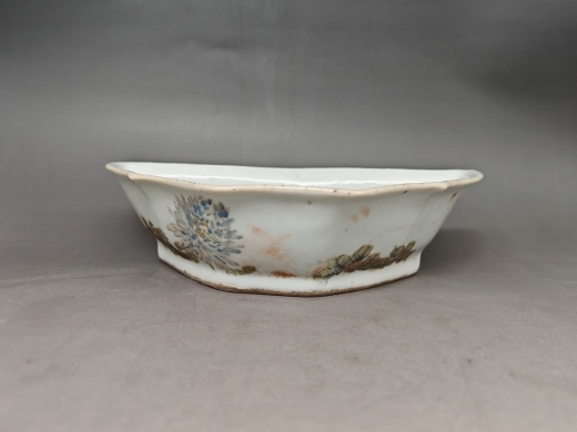 粉彩花卉圆足盘