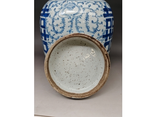 青花缠枝莲喜字盖罐