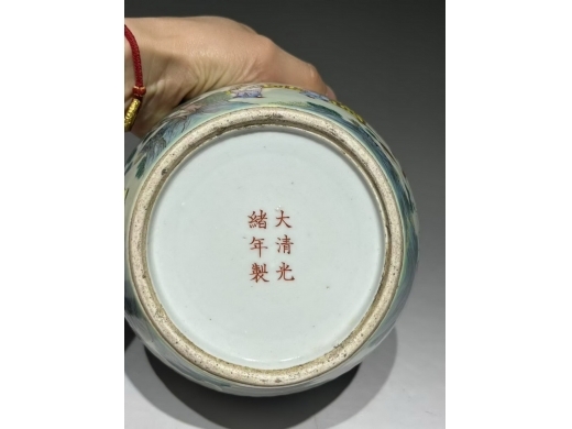 粉彩婴戏图瓜棱缸