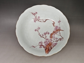 胭脂红彩梅花纹花口盘