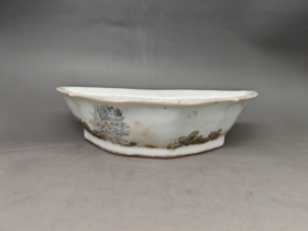 粉彩花卉圆足盘