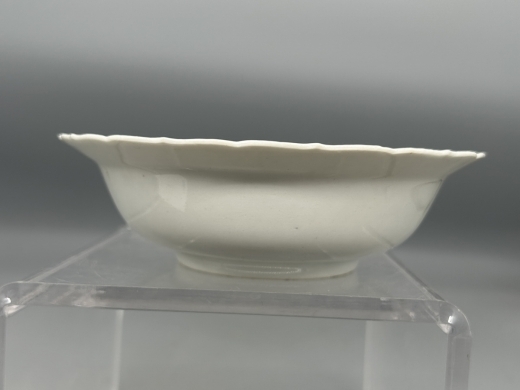 青花博古纹模印折沿半碗