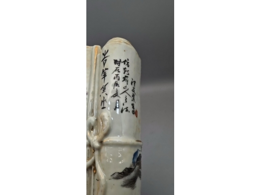 浅绛彩花鸟山水书卷壁瓶