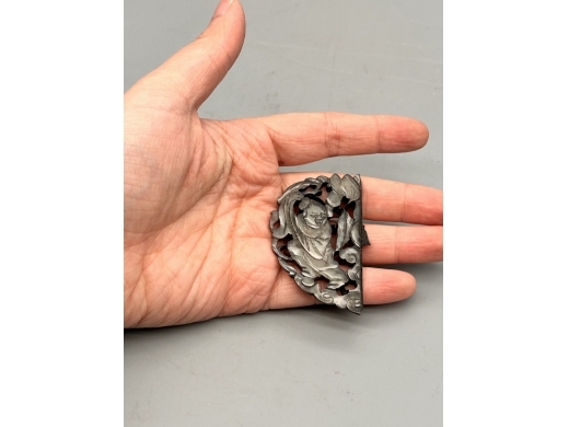 白玉寿衣沁持荷童子搭扣