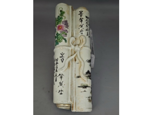 浅绛彩花鸟山水书卷壁瓶