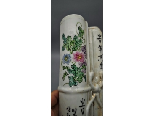 浅绛彩花鸟山水书卷壁瓶