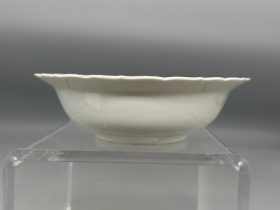 青花博古纹模印折沿半碗