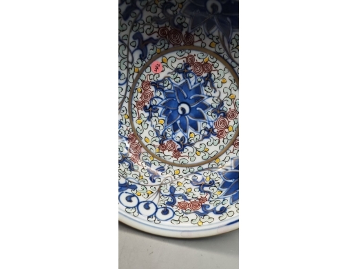 青花加彩缠枝花墩式碗