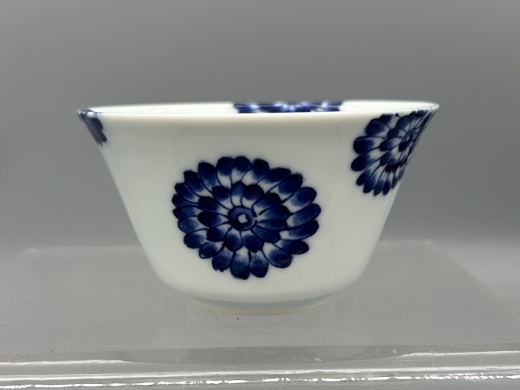 青花团菊纹茶盏