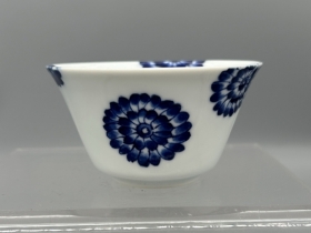 青花团菊纹茶盏