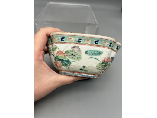 粉彩莲池鸳鸯四方倭角碗
