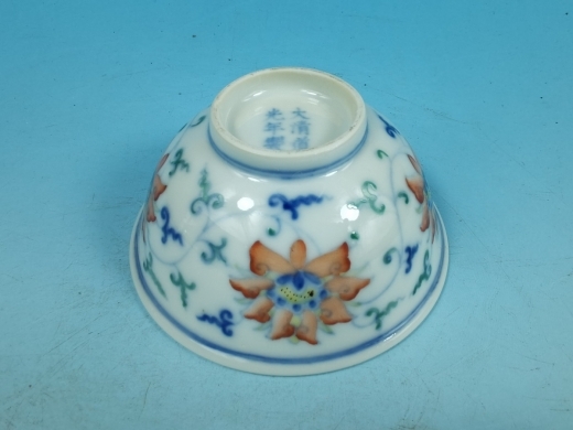 斗彩缠枝宝相莲茶盌
