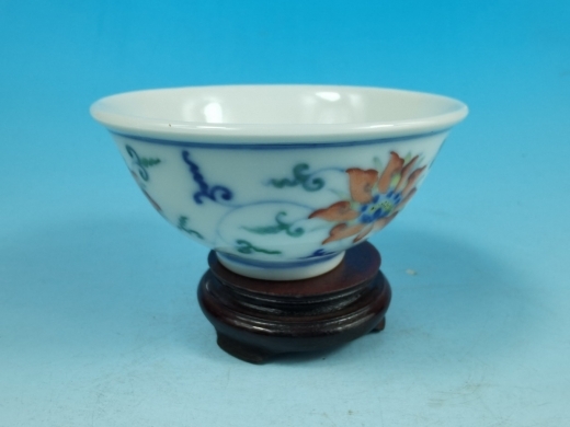 斗彩缠枝宝相莲茶盌