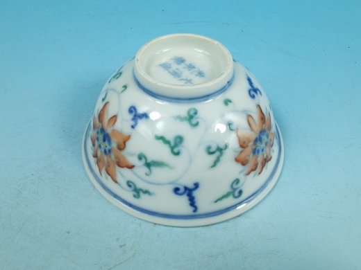 斗彩缠枝宝相莲茶盌