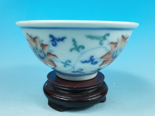 斗彩缠枝宝相莲茶盌