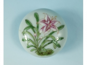粉青釉粉彩＂百合＂印盒