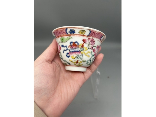 粉彩莲花博古纹铃铛杯