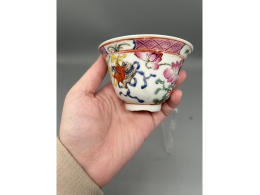 粉彩莲花博古纹铃铛杯
