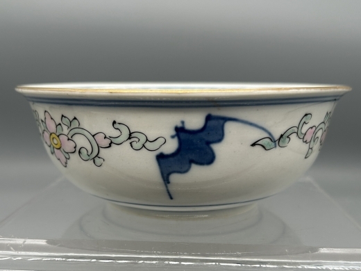 青花加彩缠枝花碗