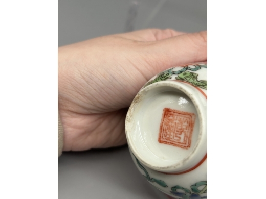 粉彩莲花博古纹铃铛杯