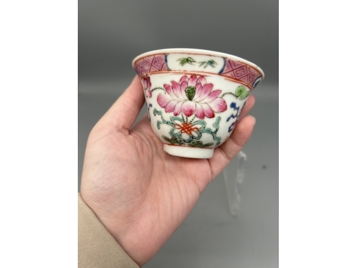粉彩莲花博古纹铃铛杯