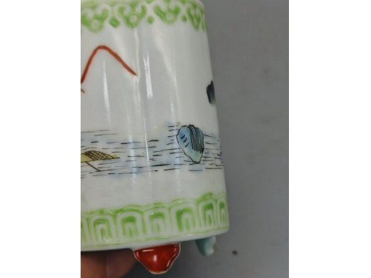 粉彩山水海棠形笔筒