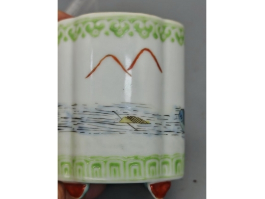 粉彩山水海棠形笔筒