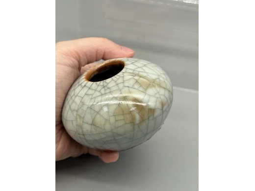 哥釉点红水盂