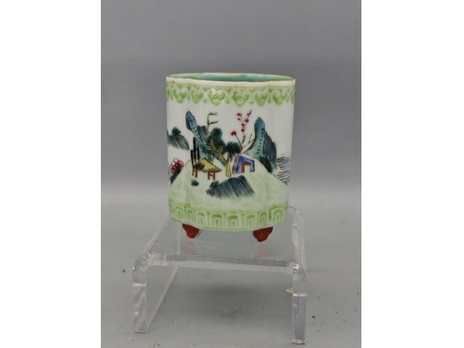 粉彩山水海棠形笔筒