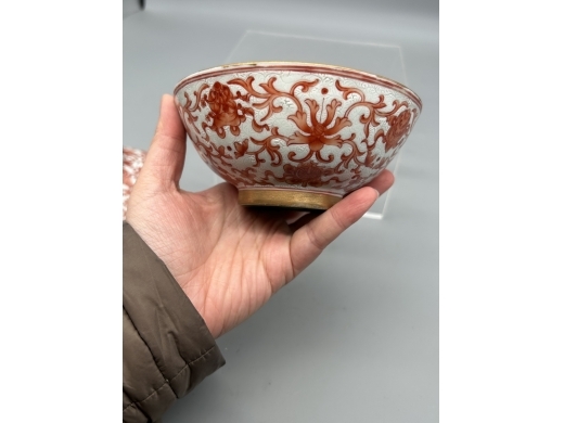 剔地外矾红内松石绿釉缠枝博古纹盖碗